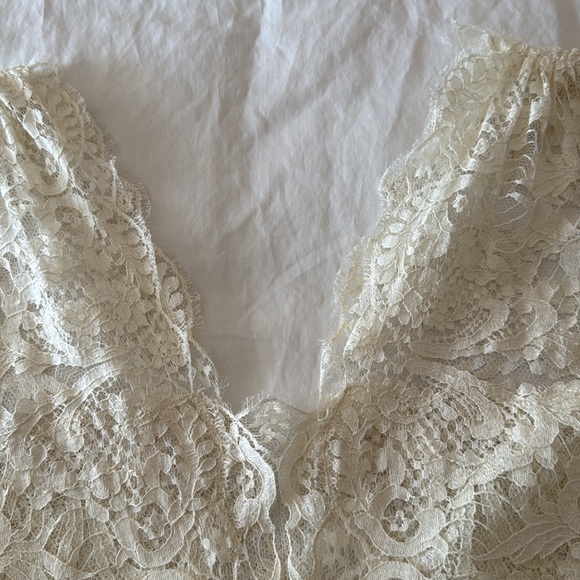 Ivory lace top, never worn, v-neck ruched cap sleeves, size cut out, fits as M - Picture 5 of 10